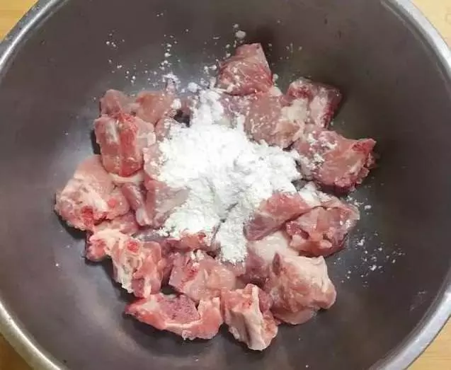 排骨千萬別用熱水焯,教你一招,血水自動跑出來,家家戶戶用得到!