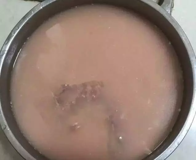 排骨千萬別用熱水焯,教你一招,血水自動跑出來,家家戶戶用得到!