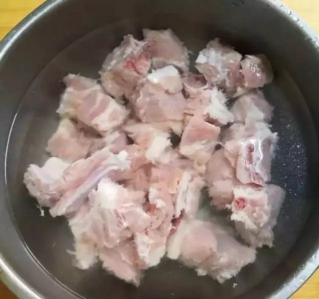 排骨千萬別用熱水焯,教你一招,血水自動跑出來,家家戶戶用得到!