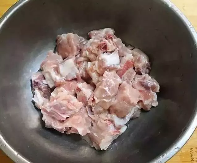 排骨千萬別用熱水焯,教你一招,血水自動跑出來,家家戶戶用得到!