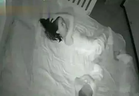 丈夫經常出差,每次回來妻子都無精打采,偷安監控,看到夜晚的妻子丈夫雙唇顫抖難以淡定!