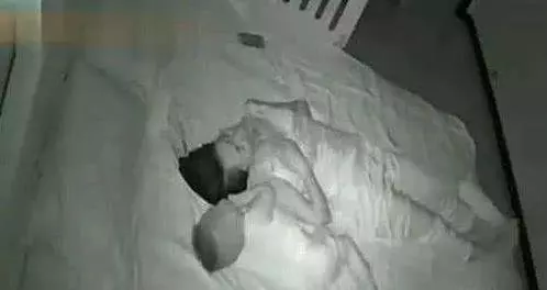 丈夫經常出差,每次回來妻子都無精打采,偷安監控,看到夜晚的妻子丈夫雙唇顫抖難以淡定!