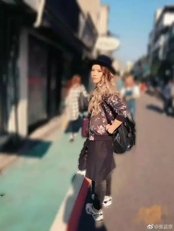 還記得消失很久的張芸京嘛!她近照讓粉絲「很失望」,因為美到讓人認不出來!還多了一個「女兒」?!