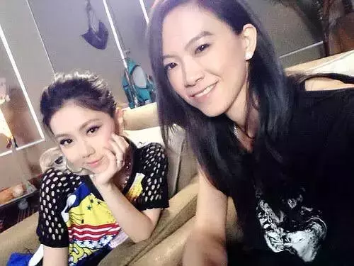 還記得消失很久的張芸京嘛!她近照讓粉絲「很失望」,因為美到讓人認不出來!還多了一個「女兒」?!