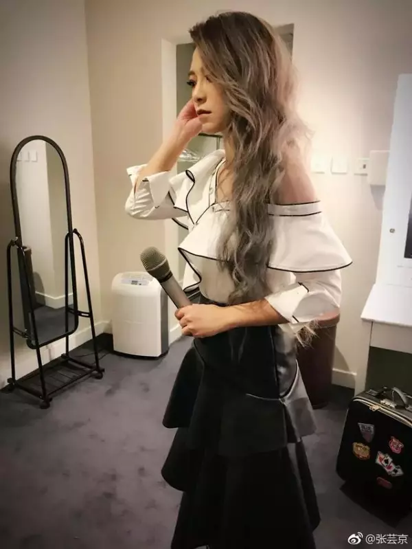 還記得消失很久的張芸京嘛!她近照讓粉絲「很失望」,因為美到讓人認不出來!還多了一個「女兒」?!