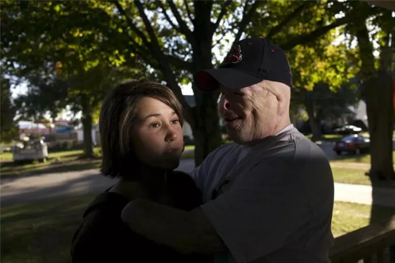 美國士兵在前線臉被炸爛,女友雖為愛嫁給他但整場婚禮卻「沒笑過」…