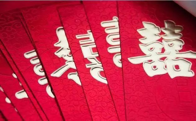 結婚前夕,媽媽給我8萬,不肯參加婚禮,聽到鄰居的話,我退婚了