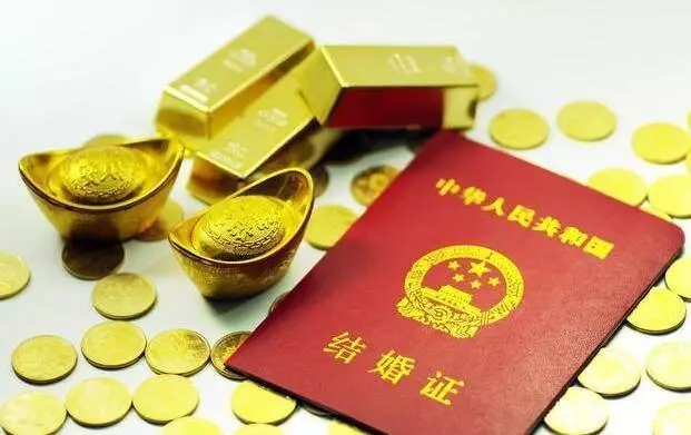 結婚前夕,媽媽給我8萬,不肯參加婚禮,聽到鄰居的話,我退婚了