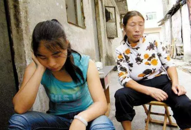 生下女兒後丈夫和我離婚,只給我一套鄉下舊房子,2年後他傻了眼