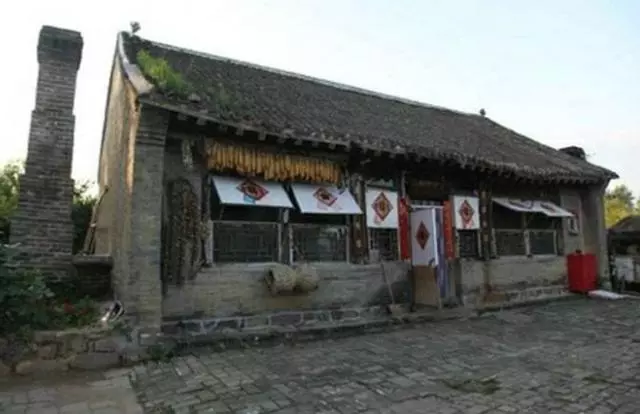 生下女兒後丈夫和我離婚,只給我一套鄉下舊房子,2年後他傻了眼