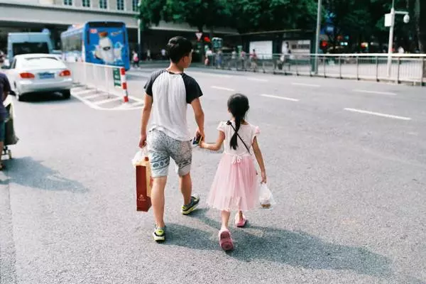 當年把妹妹騙出家門送人養,10年後街頭巧遇,哥哥「下意識的動作」讓兩人都愣住了...