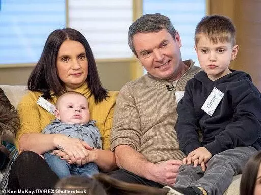 英國 43 歲超級媽媽 30 年生了 21 個孩子