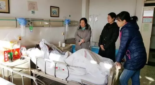 父親生病我去醫院送錢,門口聽到父母對話,我扭頭離開