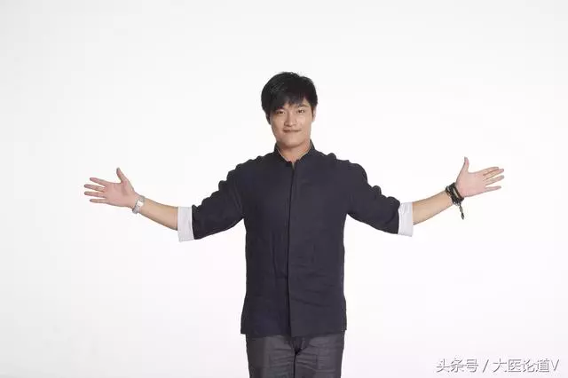國際中醫針灸師迷羅教你,用一根筷子就能治療肩背疼痛,尤其是夏天!