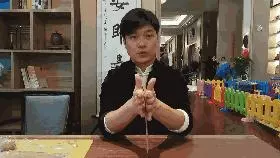 國際中醫針灸師迷羅教你,用一根筷子就能治療肩背疼痛,尤其是夏天!