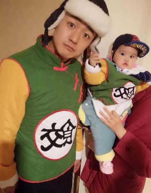 這張「一家四口親子照」道盡男人的辛酸!看到最右邊「衣服上的字」網友秒噴笑!