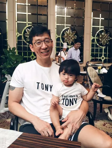 這張「一家四口親子照」道盡男人的辛酸!看到最右邊「衣服上的字」網友秒噴笑!