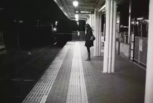 一個人走,一個人睡,一個人想,一個人承受