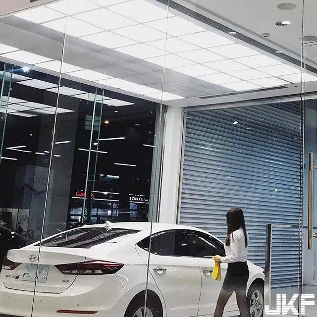 現代汽車女業務「怡萍」身材太頂天!緊身到不行的窄裙讓客人無法思考,訂單狂成交...