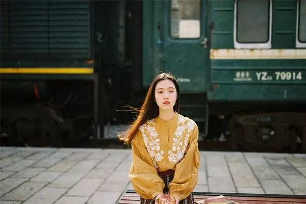婆婆生日,兒媳用丈夫的手機轉帳一千,收到回復,女子泫然淚下