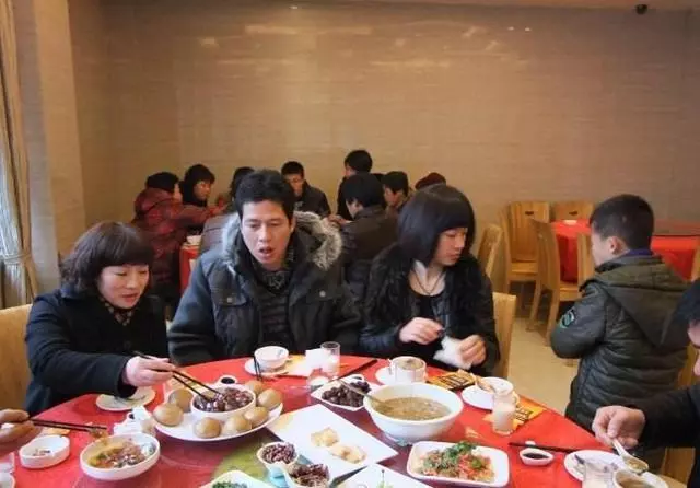 婆婆大壽全家坐著閒聊,懷孕6個月兒媳下廚做飯,公公怒掀桌子