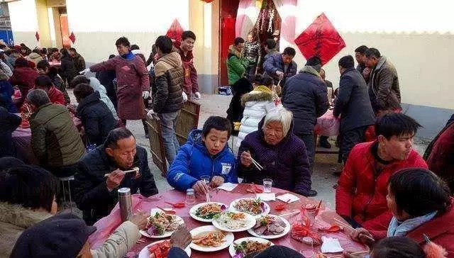 婆婆大壽全家坐著閒聊,懷孕6個月兒媳下廚做飯,公公怒掀桌子