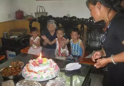 婆婆大壽全家坐著閒聊,懷孕6個月兒媳下廚做飯,公公怒掀桌子