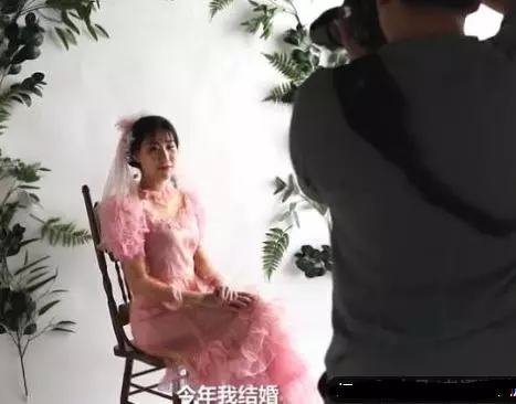 30年前她花了一年的工資買婚紗,轟動一時,如今女兒穿著出嫁