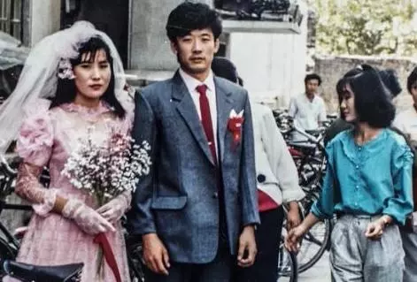 30年前她花了一年的工資買婚紗,轟動一時,如今女兒穿著出嫁