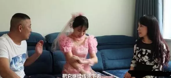 30年前她花了一年的工資買婚紗,轟動一時,如今女兒穿著出嫁