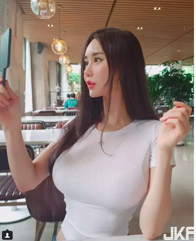 正妹好不科學,每天走路應該很辛苦!