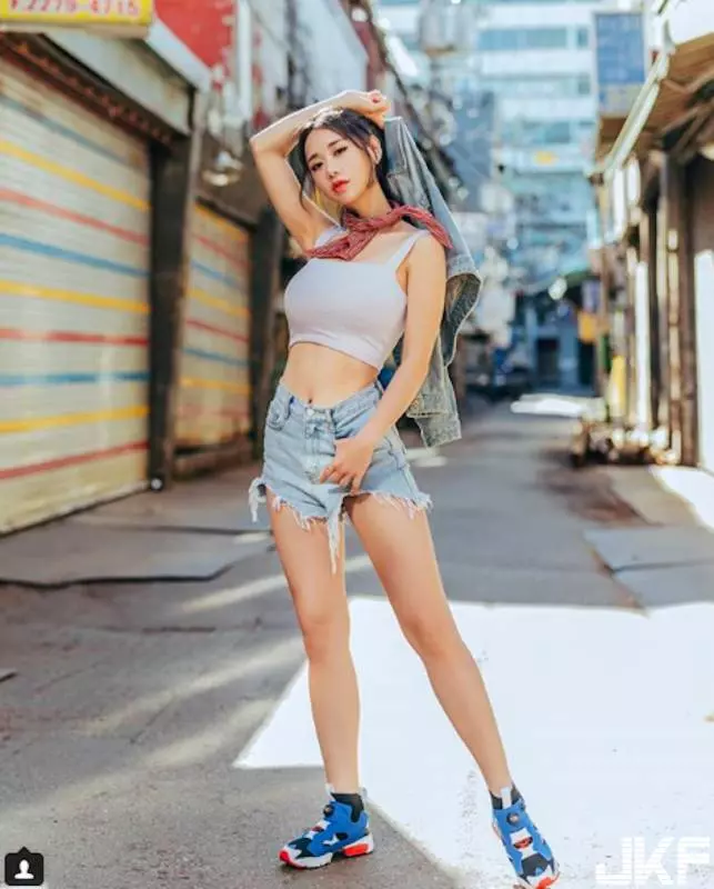 正妹好不科學,每天走路應該很辛苦!