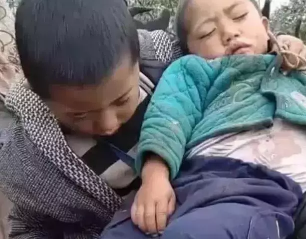 9歲男孩幾天不上學,老師去家裡發現,他已是一個孩子的「爸爸」