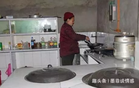 頭次去女友家吃飯,飯菜挺好吃,吃完去廚房倒水時,一時無語