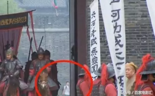 5個「不知導演是智商太低還是故意」的超爆笑穿幫鏡頭。#3 用石頭就把飛機打下來?!