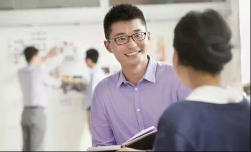相親男吃飯頻頻上廁所,我偷偷跟去,在門口看到一幕,我決定嫁他!