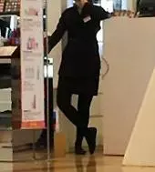 她到專櫃買唇膏時被櫃姊「冷處理」只好默默離開,逛了一圈後她帶著「這個東西」回來讓櫃姊馬上變臉!