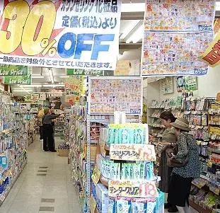 她到專櫃買唇膏時被櫃姊「冷處理」只好默默離開,逛了一圈後她帶著「這個東西」回來讓櫃姊馬上變臉!