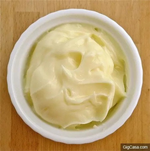 太傻眼了!早餐店老闆烤吐司之前抹的「黃色又透明的醬」居然不是美乃滋也不是奶油!