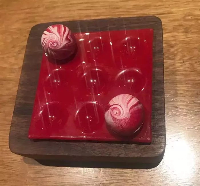 朋友帶我去號稱全世界最好的一家餐廳,一頓飯要1萬8000元,當兩顆水煮蛋被拿出來時,我已經瀕臨崩潰....!