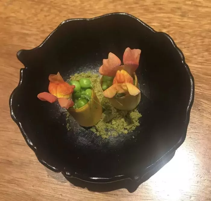 朋友帶我去號稱全世界最好的一家餐廳,一頓飯要1萬8000元,當兩顆水煮蛋被拿出來時,我已經瀕臨崩潰....!