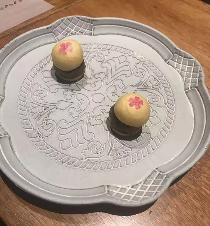 朋友帶我去號稱全世界最好的一家餐廳,一頓飯要1萬8000元,當兩顆水煮蛋被拿出來時,我已經瀕臨崩潰....!