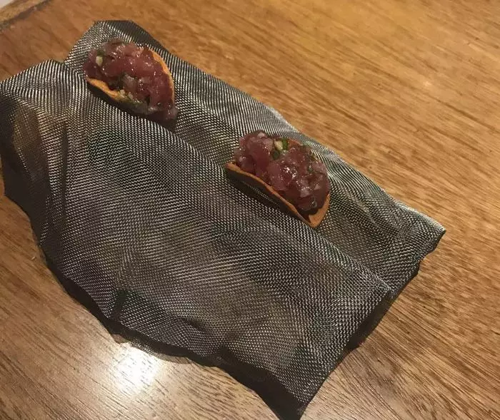 朋友帶我去號稱全世界最好的一家餐廳,一頓飯要1萬8000元,當兩顆水煮蛋被拿出來時,我已經瀕臨崩潰....!