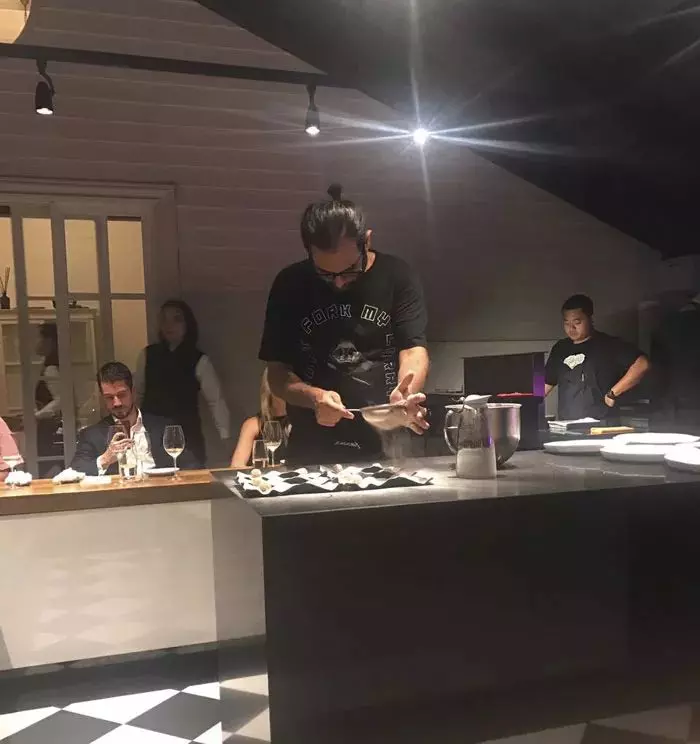 朋友帶我去號稱全世界最好的一家餐廳,一頓飯要1萬8000元,當兩顆水煮蛋被拿出來時,我已經瀕臨崩潰....!