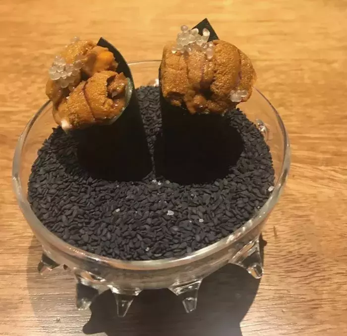 朋友帶我去號稱全世界最好的一家餐廳,一頓飯要1萬8000元,當兩顆水煮蛋被拿出來時,我已經瀕臨崩潰....!