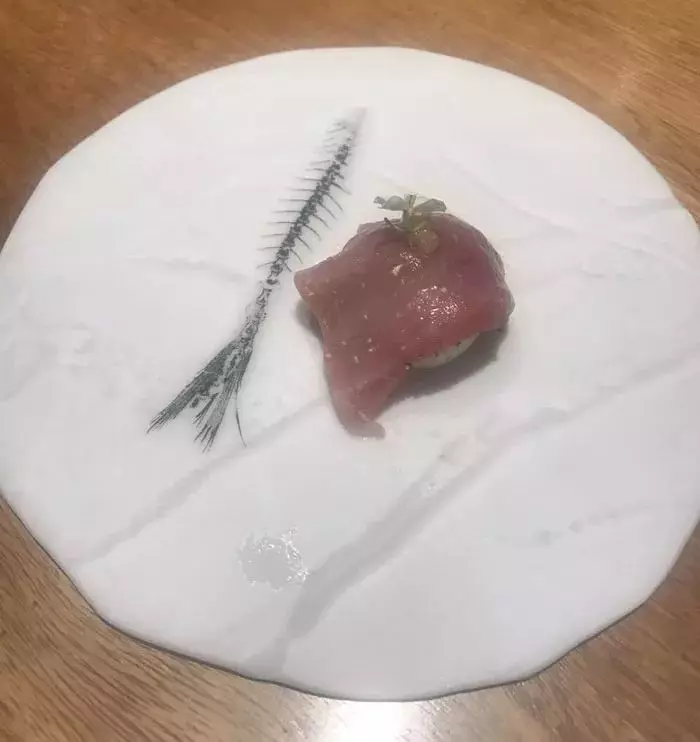 朋友帶我去號稱全世界最好的一家餐廳,一頓飯要1萬8000元,當兩顆水煮蛋被拿出來時,我已經瀕臨崩潰....!