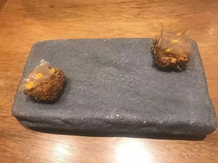 朋友帶我去號稱全世界最好的一家餐廳,一頓飯要1萬8000元,當兩顆水煮蛋被拿出來時,我已經瀕臨崩潰....!