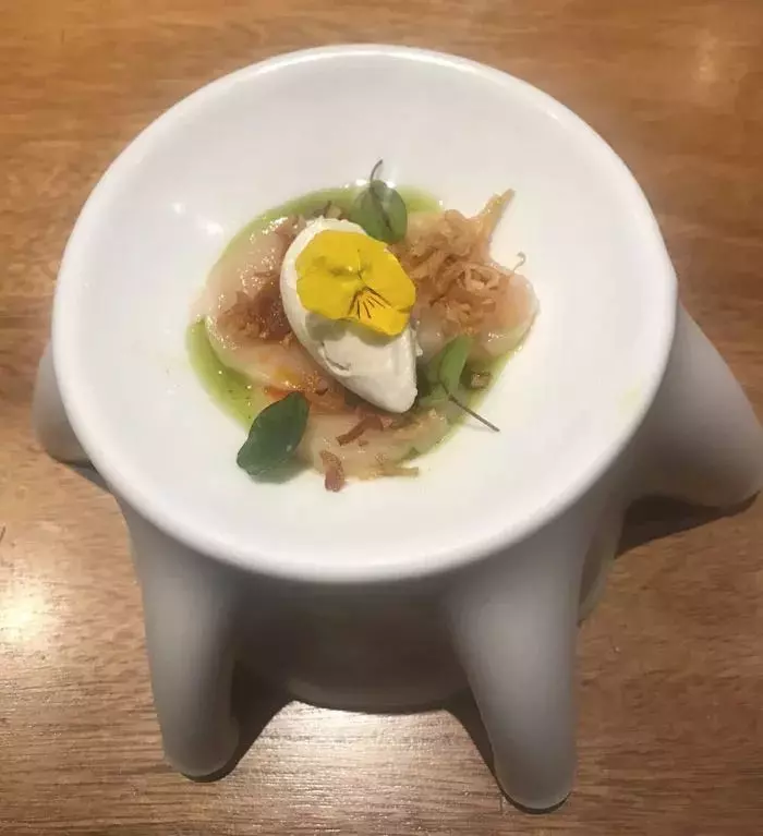 朋友帶我去號稱全世界最好的一家餐廳,一頓飯要1萬8000元,當兩顆水煮蛋被拿出來時,我已經瀕臨崩潰....!