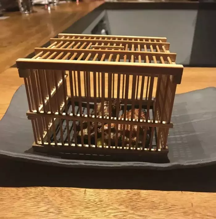 朋友帶我去號稱全世界最好的一家餐廳,一頓飯要1萬8000元,當兩顆水煮蛋被拿出來時,我已經瀕臨崩潰....!