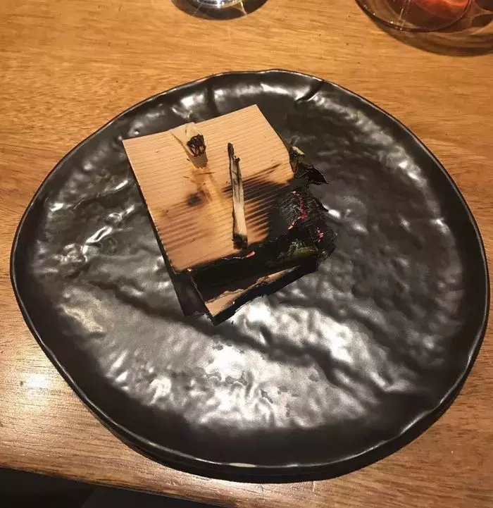 朋友帶我去號稱全世界最好的一家餐廳,一頓飯要1萬8000元,當兩顆水煮蛋被拿出來時,我已經瀕臨崩潰....!